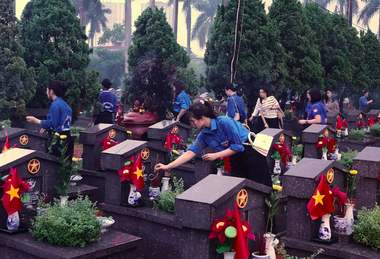 Đoàn Thanh niên Bộ Tài chính thắp nến tưởng niệm 2.200 liệt sĩ tại Nghĩa trang Liệt sĩ Hà Nội