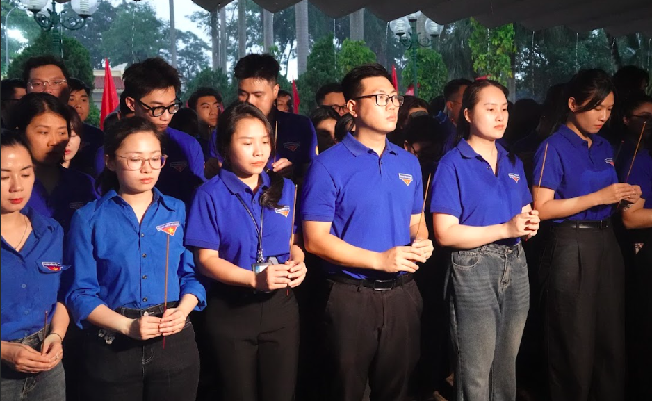 Đoàn Thanh niên Bộ Tài chính thắp nến tưởng niệm 2.200 liệt sĩ tại Nghĩa trang Liệt sĩ Hà Nội