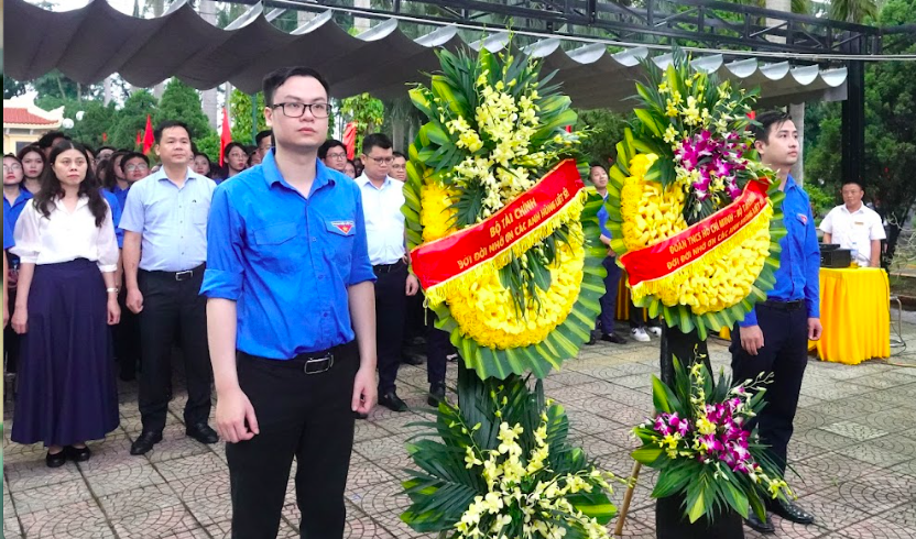 Đoàn Thanh niên Bộ Tài chính thắp nến tưởng niệm 2.200 liệt sĩ tại Nghĩa trang Liệt sĩ Hà Nội