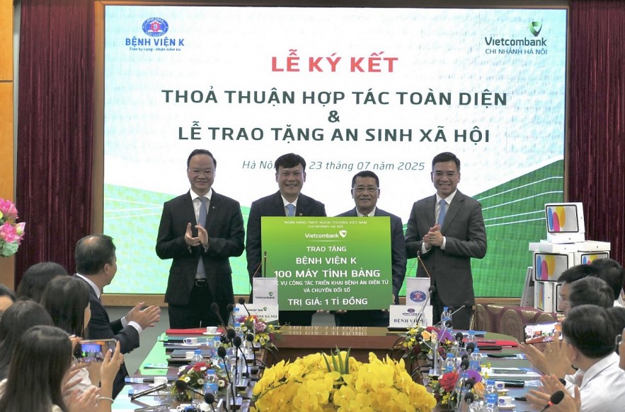 Vietcombank và Bệnh viện K ký kết hợp tác toàn diện, trao tặng 100 máy tính bảng trị giá 1 tỷ đồng phục vụ chuyển đổi số
