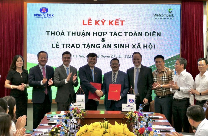 Vietcombank và Bệnh viện K ký kết hợp tác toàn diện, trao tặng 100 máy tính bảng trị giá 1 tỷ đồng phục vụ chuyển đổi số