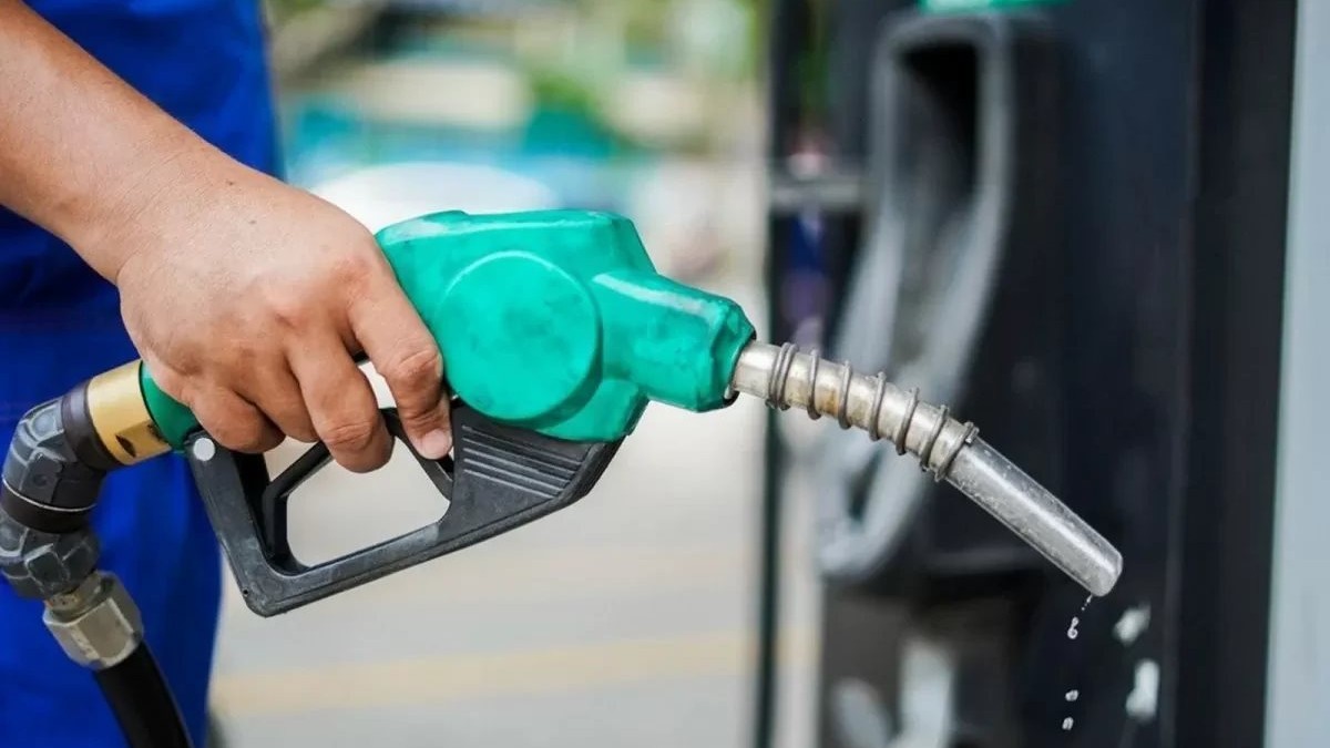 Ngày 25/7: Giá xăng trong nước giảm 2 phiên liên tiếp, dầu tăng