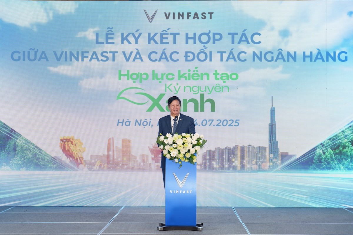Vinfast và 12 ngân hàng, tổ chức tài chính chung tay hỗ trợ người dân Hà Nội chuyển sang xe điện