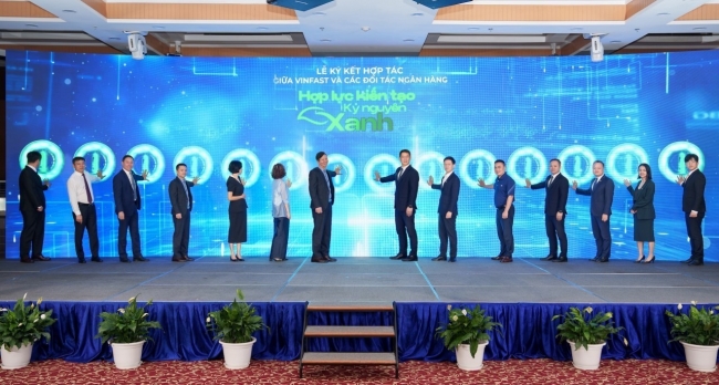 Vinfast và 12 ngân hàng, tổ chức tài chính chung tay hỗ trợ người dân Hà Nội chuyển sang xe điện
