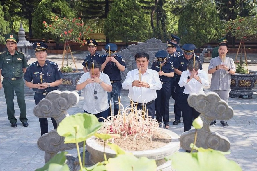 Hải quan Việt Nam dâng hương, tri ân Anh hùng liệt sĩ bảo vệ biên giới