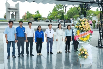 Đoàn đại biểu Chi cục Dự trữ Nhà nước khu vực X hành trình về nguồn tại Quảng Trị