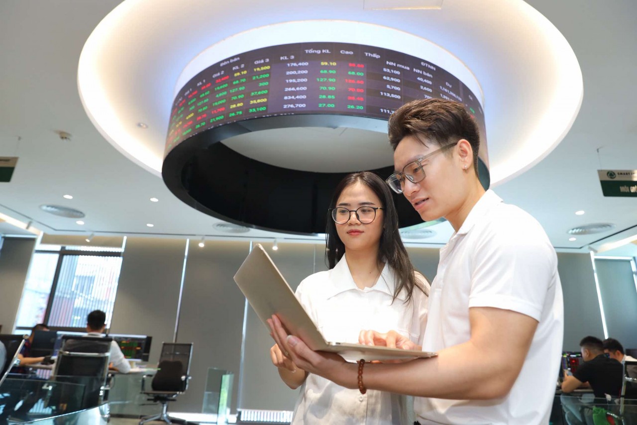 Chứng khoán ngày 28/7: Thanh khoản cao xấp xỉ ngưỡng kỷ lục, VN-Index lập đỉnh lịch sử