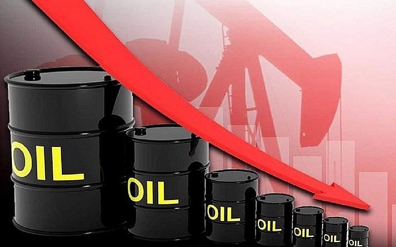 Ngày 4/8: Giá dầu thế giới tiếp tục lao dốc
