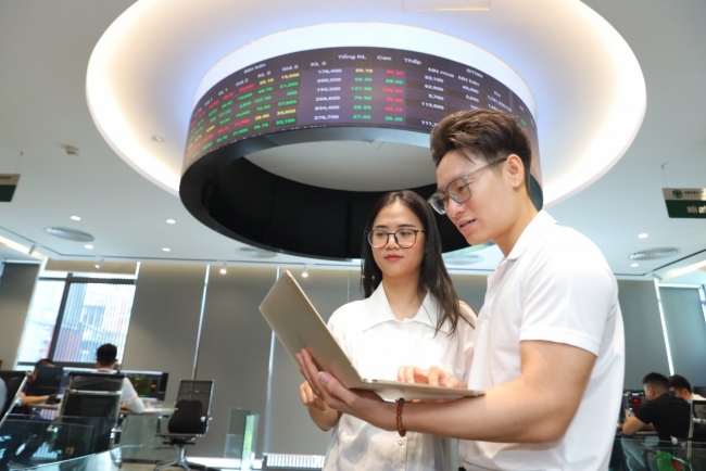 Chứng khoán ngày 25/8: Tâm lý thận trọng tăng, VN-Index tiếp tục điều chỉnh