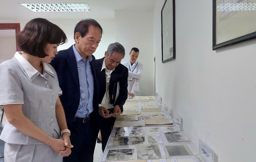 Các chuyên gia xem tư liệu tại Trung tâm Lưu trữ quốc gia III. (Ảnh: Minh Thu/Vietnam+)