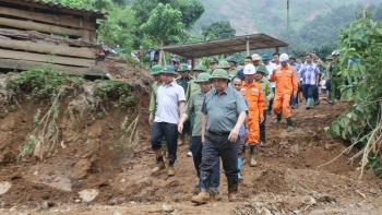 Thủ tướng: Chậm nhất tháng 9 phải bố trí đất, xây dựng lại nhà ở cho các hộ bị mất nhà do thiên tai