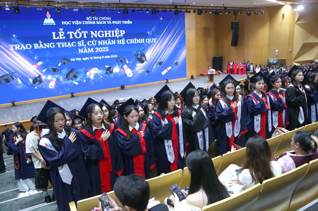 Học viện Chính sách và phát triển trao bằng tốt nghiệp cho hơn 1.268 tân cử nhân