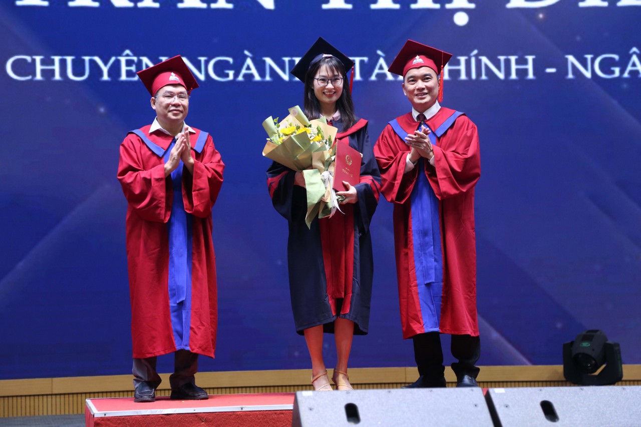 Học viện Chính sách và phát triển trao bằng tốt nghiệp cho hơn 1.268 tân cử nhân