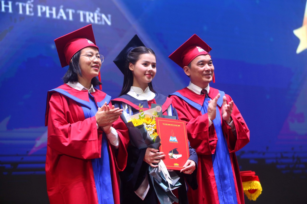 Học viện Chính sách và phát triển trao bằng tốt nghiệp cho hơn 1.268 tân cử nhân