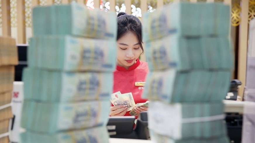 Lãi suất niêm yết ổn định, ưu đãi “ngầm” tạo sóng huy động