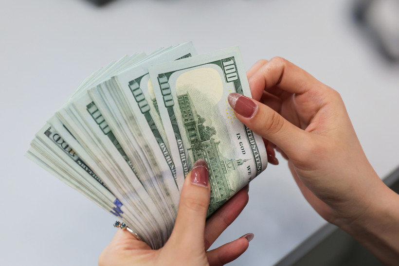 Chuyển từ 1.000 USD ra nước ngoài phải báo cáo. (Ảnh: Vietnam+)