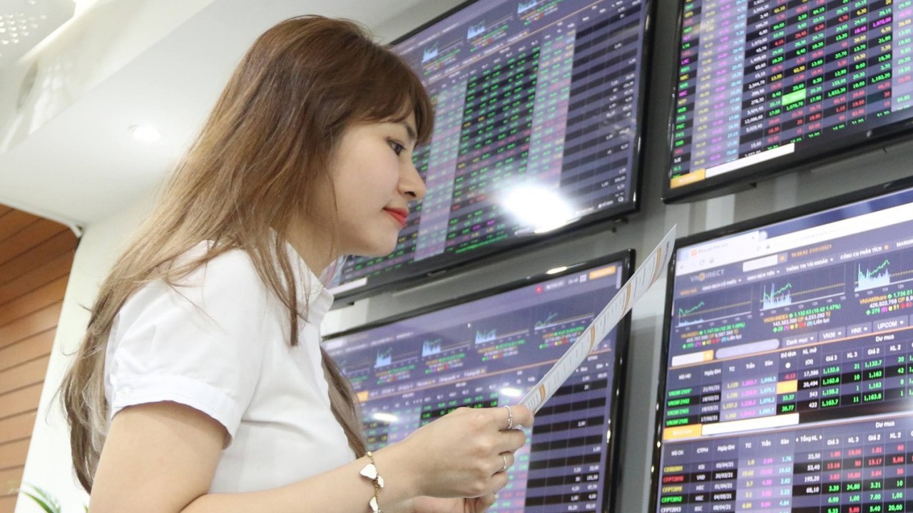 Chứng khoán ngày 19/8: Vượt giằng co, VN-Index giữ vững đà tăng