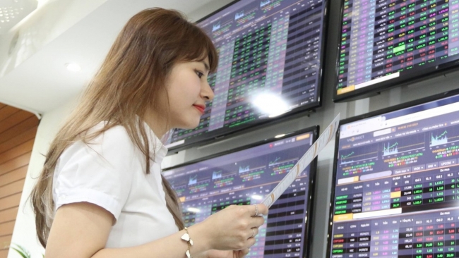 Chứng khoán ngày 19/8: Vượt giằng co, VN-Index giữ vững đà tăng