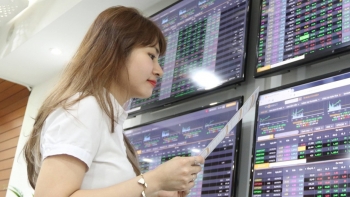 Chứng khoán ngày 19/8: Vượt giằng co, VN-Index giữ vững đà tăng