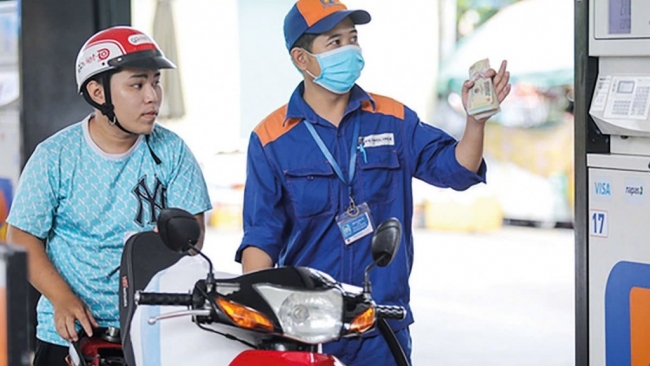 Giá xăng, dầu duy trì mức thấp, góp phần kiểm soát lạm phát