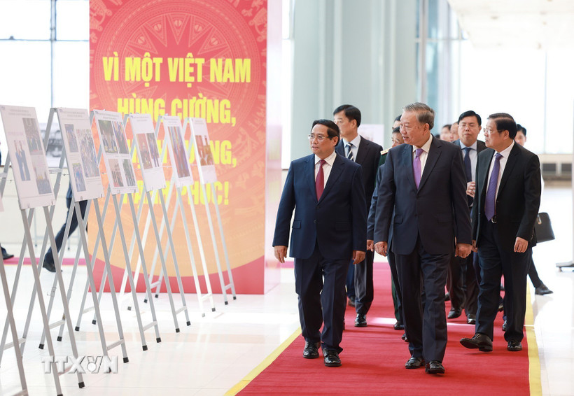Tổng Bí thư Tô Lâm và Thủ tướng Phạm Minh Chính cùng các đại biểu tham quan trưng bày ảnh về hoạt động của Chính phủ qua các thời kỳ do TTXVN thực hiện. (Ảnh: Dương Giang/TTXVN)