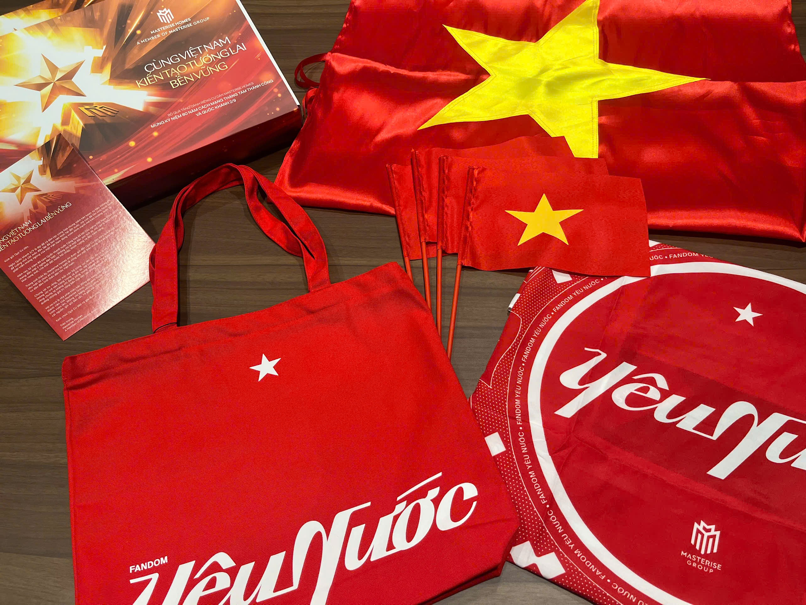 Cư dân Masterise Homes nhận quà “yêu nước”, tự hào chung tay “phủ đỏ” Việt Nam