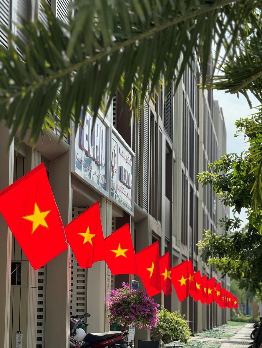 Cư dân Masterise Homes nhận quà “yêu nước”, tự hào chung tay “phủ đỏ” Việt Nam