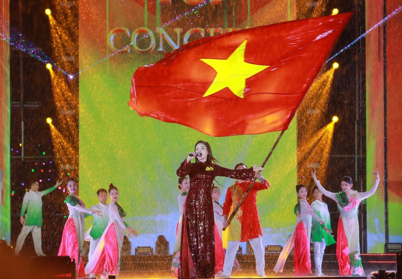 Một tiết mục trong chương trình có sự góp mặt của ca sỹ Dương Hoàng Yến. (Ảnh: Khánh Hòa/TTXVN)