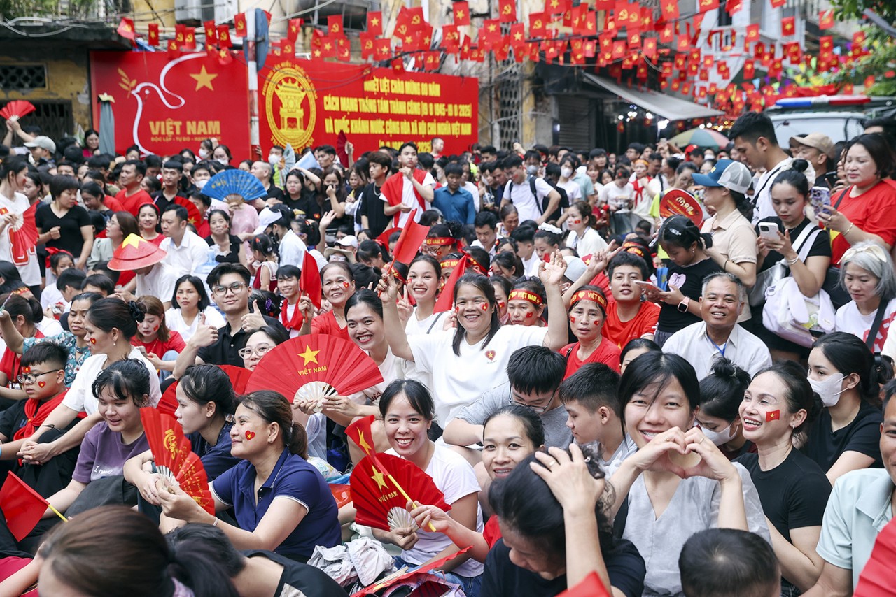 Người dân nồng nhiệt chào đón đoàn diễu binh trên đường phố Hà Nội Người dân nồng nhiệt chào đón đoàn diễu binh trên đường phố Hà Nội
