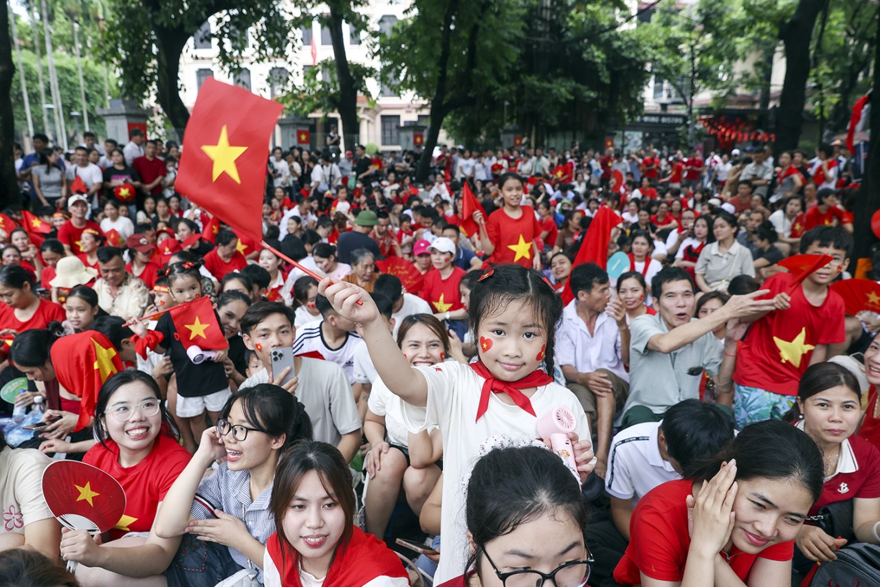 Người dân nồng nhiệt chào đón đoàn diễu binh trên đường phố Hà Nội Người dân nồng nhiệt chào đón đoàn diễu binh trên đường phố Hà Nội
