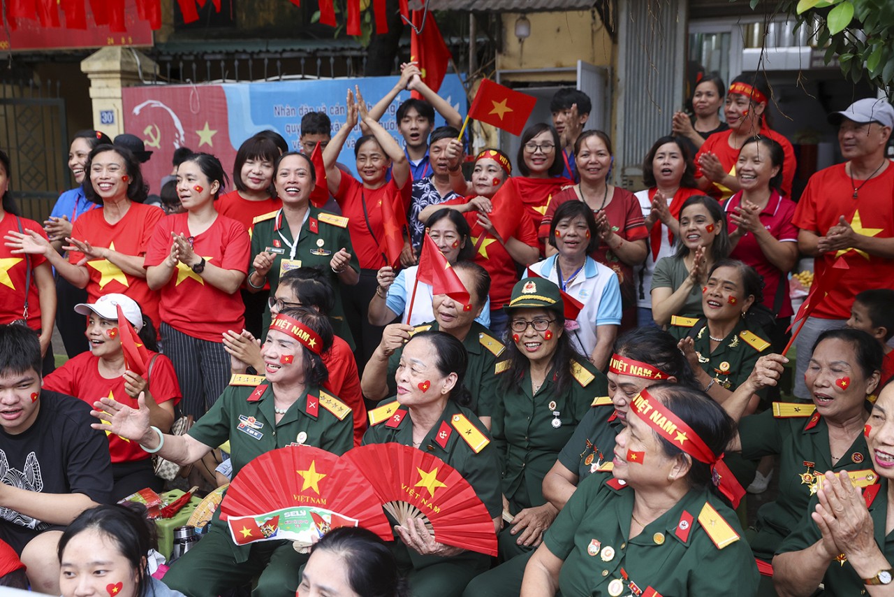 Người dân nồng nhiệt chào đón đoàn diễu binh trên đường phố Hà Nội Người dân nồng nhiệt chào đón đoàn diễu binh trên đường phố Hà Nội