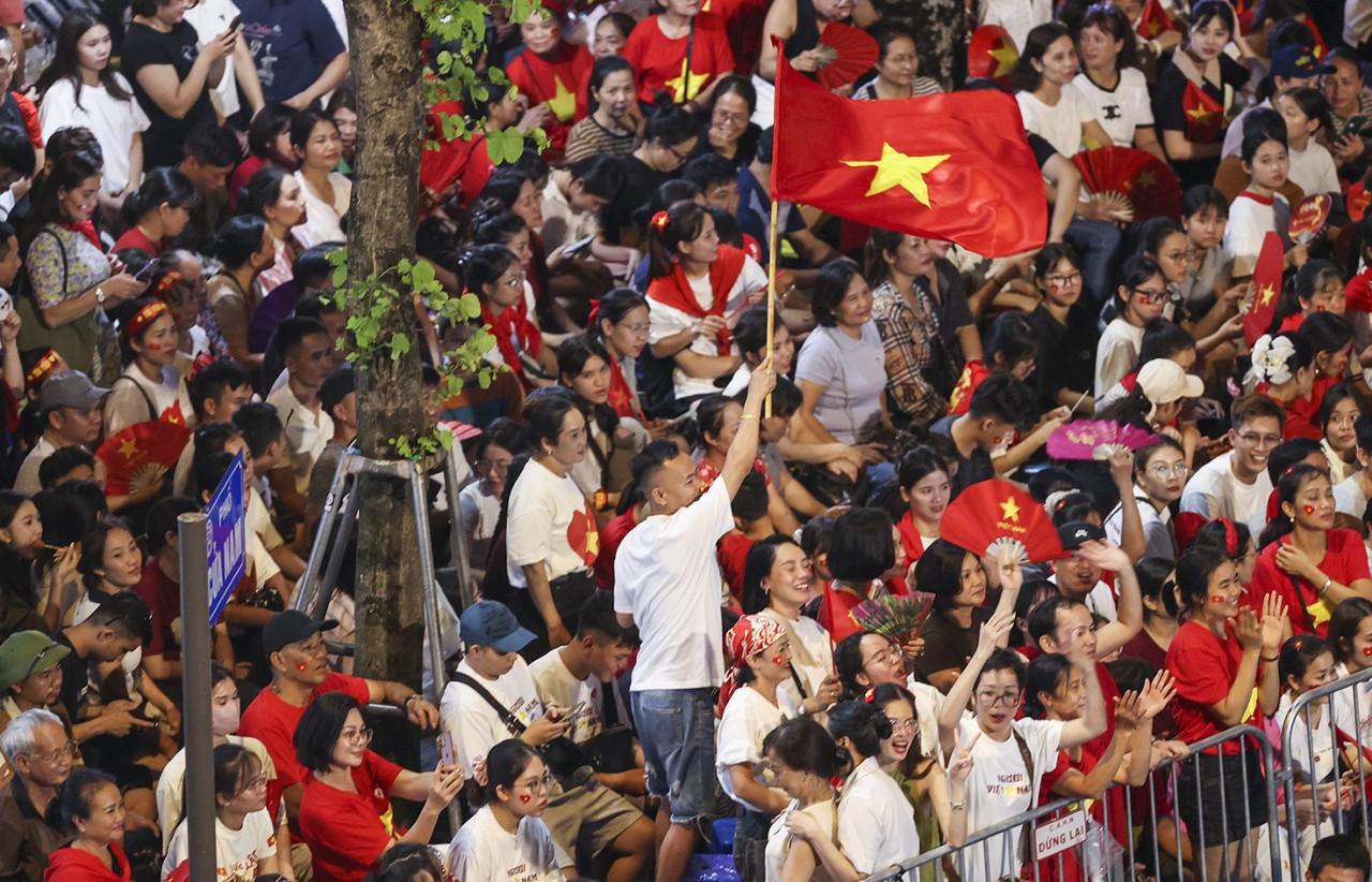 Người dân nồng nhiệt chào đón đoàn diễu binh trên đường phố Hà Nội Người dân nồng nhiệt chào đón đoàn diễu binh trên đường phố Hà Nội