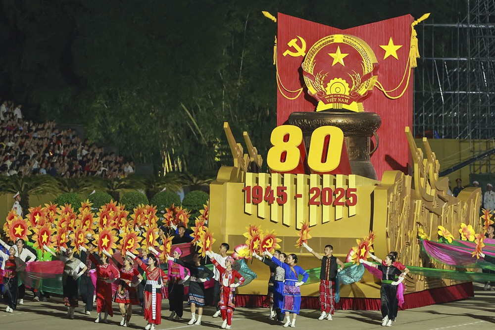 Người dân nồng nhiệt chào đón đoàn diễu binh trên đường phố Hà Nội Người dân nồng nhiệt chào đón đoàn diễu binh trên đường phố Hà Nội