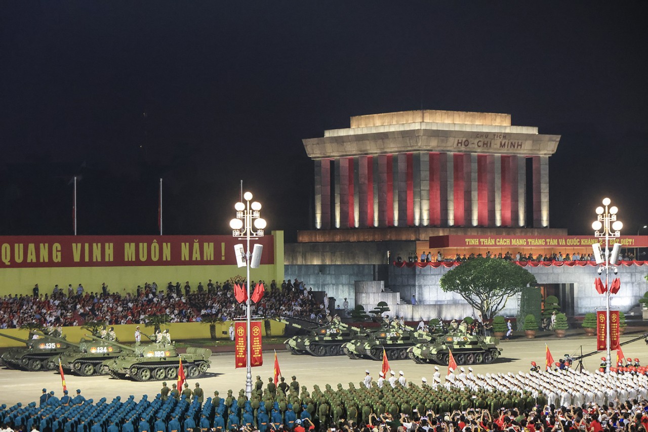 Người dân nồng nhiệt chào đón đoàn diễu binh trên đường phố Hà Nội Người dân nồng nhiệt chào đón đoàn diễu binh trên đường phố Hà Nội
