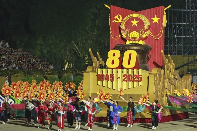 Người dân nồng nhiệt chào đón đoàn diễu binh trên đường phố Hà Nội