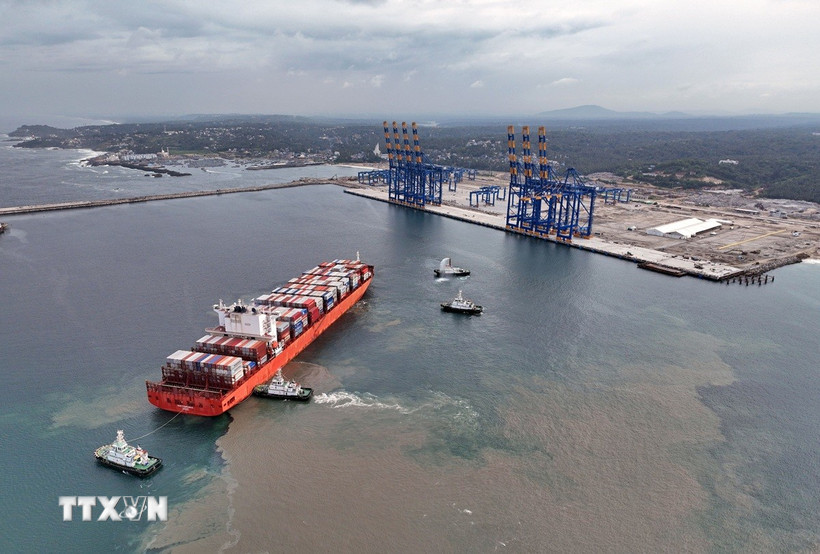 Tàu chở hàng hóa tại cảng Vizhinjam ở Thiruvananthapuram, Ấn Độ. (Nguồn: ANI/TTXVN)