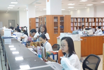 Kho bạc Nhà nước làm việc xuyên kỳ nghỉ lễ để chi trả tặng quà nhân dân dịp Tết độc lập