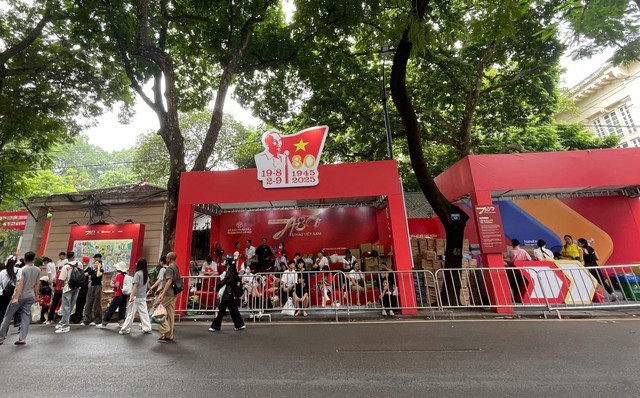 Hà Nội dựng 15 trạm khách "A80 Tự hào Việt Nam" phục vụ người dân xem diễu binh
