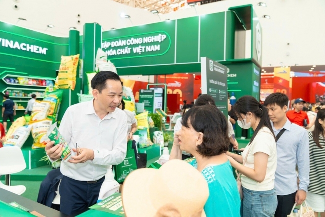 Vinachemmart: Tải app nhận quà, nghìn lượt truy cập tại triển lãm 80 năm