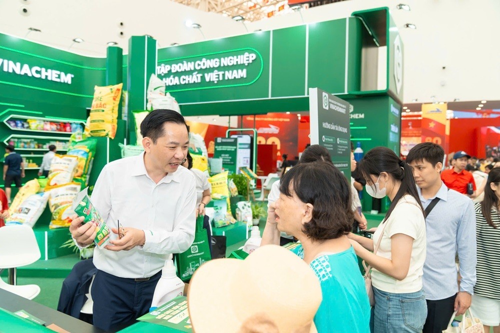Vinachemmart: Tải app nhận quà, nghìn lượt truy cập tại triển lãm 80 năm