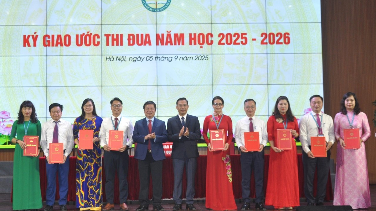 Học viện Tài chính khai giảng năm học mới và ký giao ước thi đua