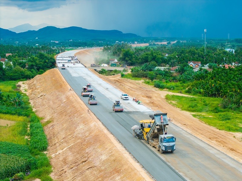Bố trí, giải ngân vốn đầu tư công đầy đủ, kịp thời cho các dự án trọng điểm Bố trí, giải ngân vốn đầu tư công đầy đủ, kịp thời cho các dự án trọng điểm