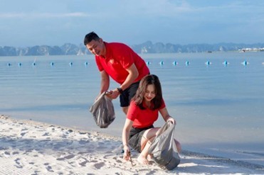 Gần 600 “chiến binh” Vietjet đồng loạt ra quân làm sạch biển Hạ Long