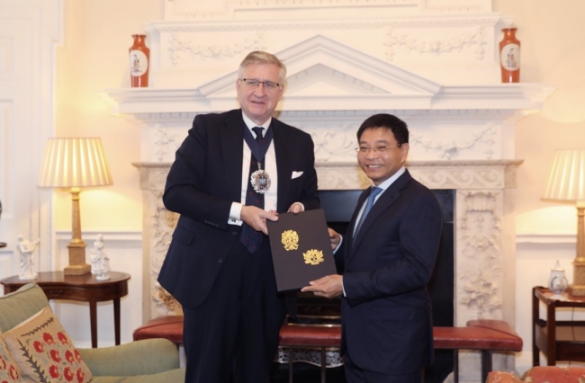 Bộ trưởng Bộ Tài chính Nguyễn Văn Thắng làm việc với Thị trưởng Khu tài chính London Alastair King
