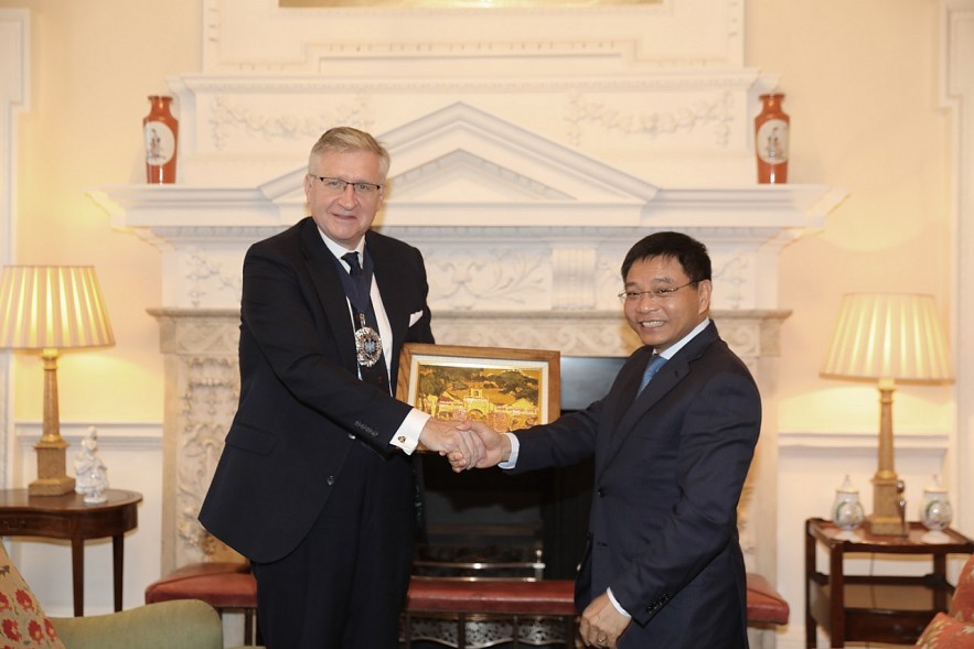 Bộ trưởng Bộ Tài chính Nguyễn Văn Thắng làm việc với Thị trưởng Khu tài chính London Alastair King