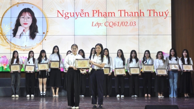 Cục Thuế, Cục Hải quan trao học bổng cho 30 sinh viên xuất sắc khoa Thuế và Hải quan