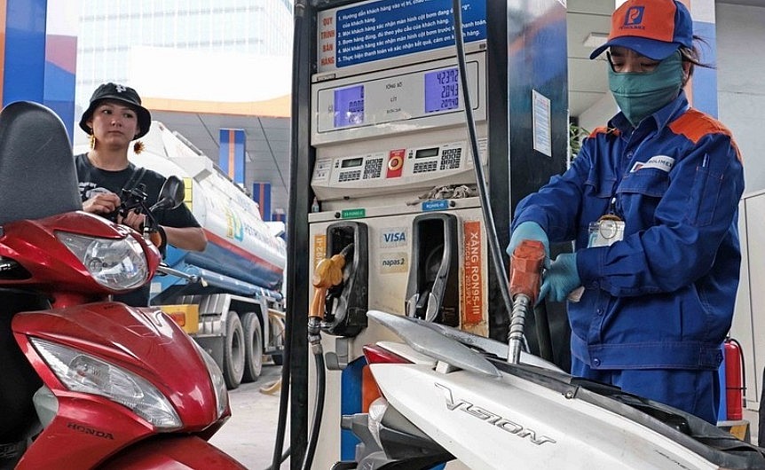 Ngày 19/9: Giá xăng dầu trong nước đồng loạt tăng, thế giới giảm