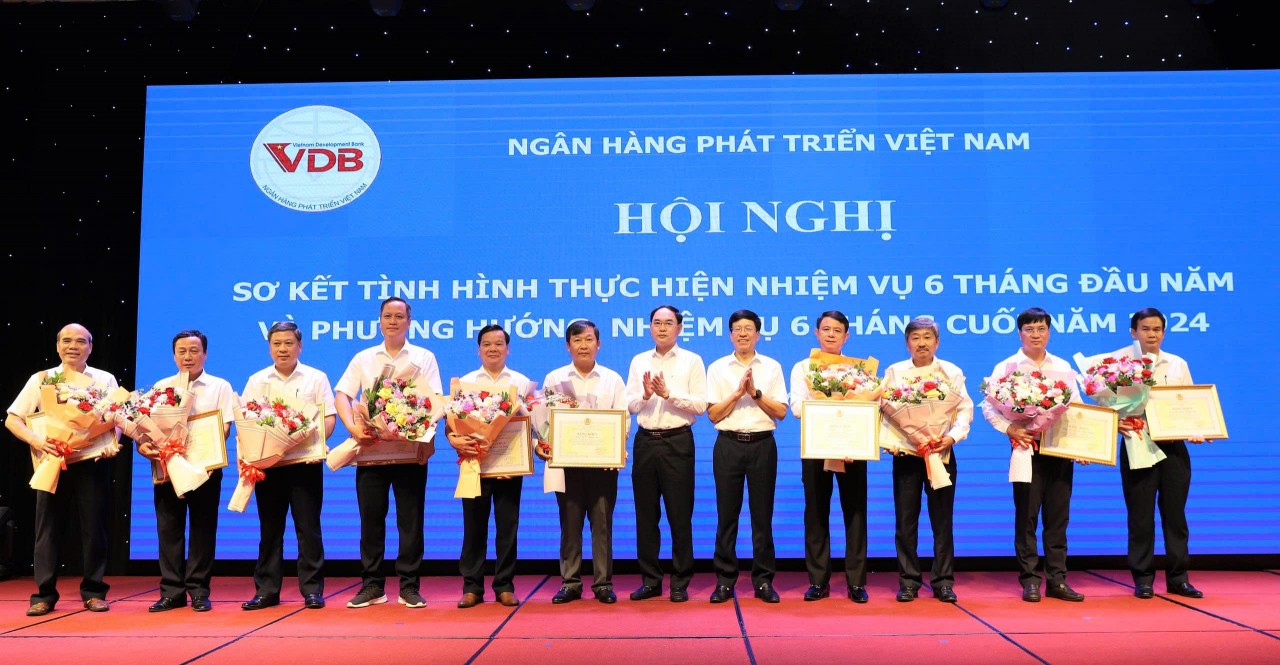 Ngân hàng Phát triển Việt Nam: Đẩy mạnh phong trào thi đua, phấn đấu hoàn thành nhiệm vụ cơ cấu lại hoạt động