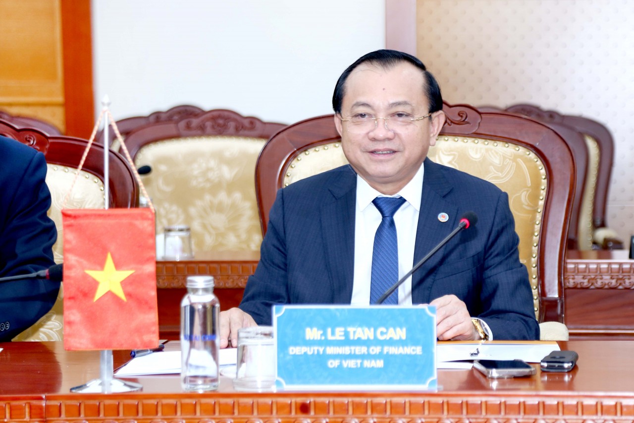 Thứ trưởng Lê Tấn Cận tiếp Tổng giám đốc UKEF Tim Reid