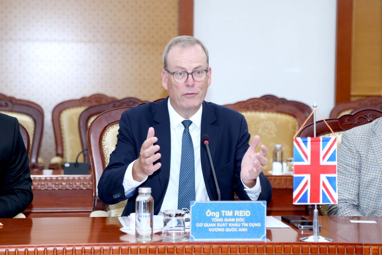 Thứ trưởng Lê Tấn Cận tiếp Tổng giám đốc UKEF Tim Reid